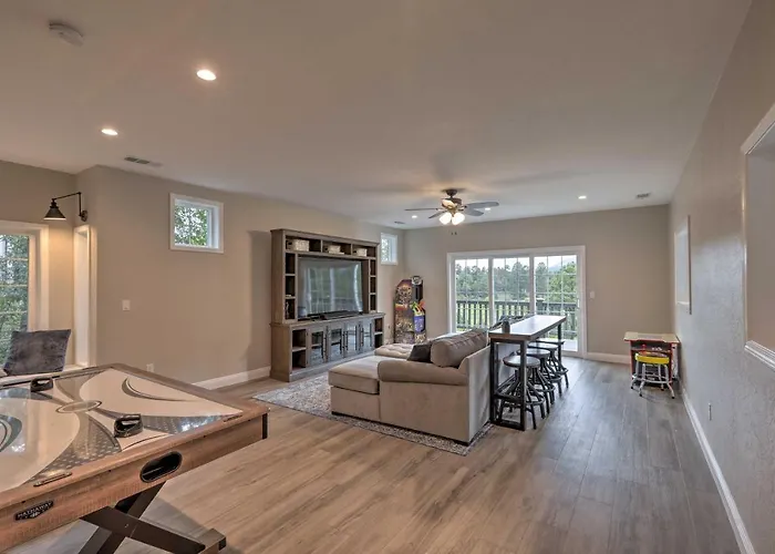 Upscale W/ Hot Tub & Mountain Views Casa vacanze