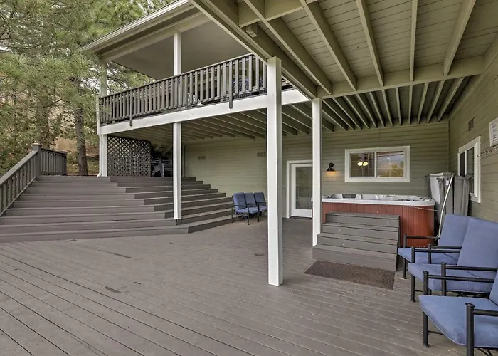 Upscale W/ Hot Tub & Mountain Views Casa vacanze Flagstaff