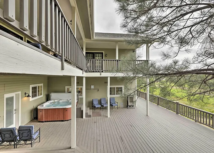 Hébergement de vacances Upscale W/ Hot Tub & Mountain Views *
