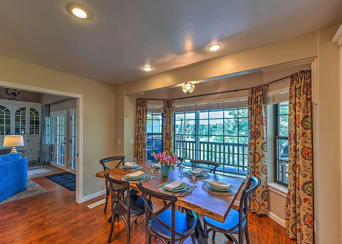 Upscale W/ Hot Tub & Mountain Views *