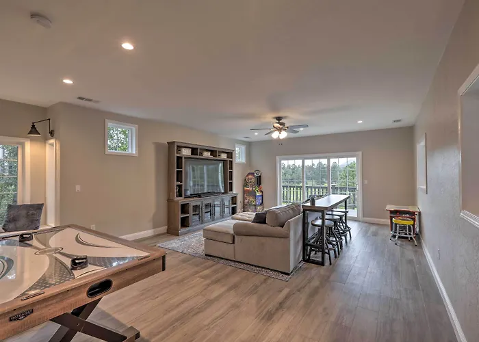 Hébergement de vacances Upscale W/ Hot Tub & Mountain Views