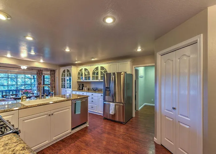 Upscale W/ Hot Tub & Mountain Views *