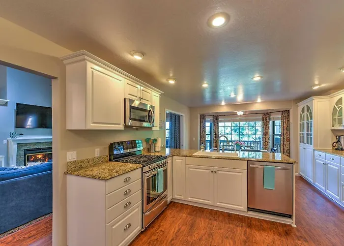 Upscale W/ Hot Tub & Mountain Views Casa vacanze