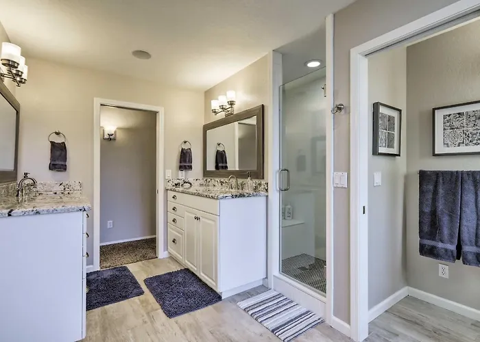 Casa vacanze Upscale W/ Hot Tub & Mountain Views *