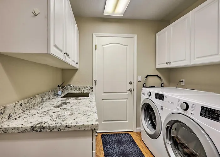 Casa vacanze Upscale W/ Hot Tub & Mountain Views *