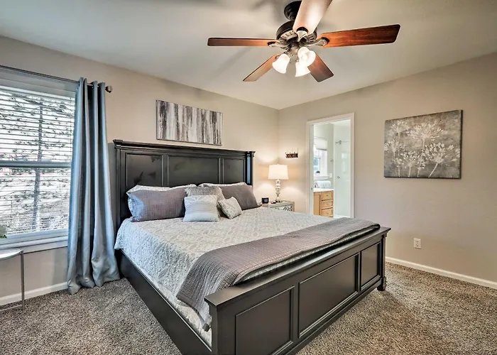Upscale W/ Hot Tub & Mountain Views Flagstaff