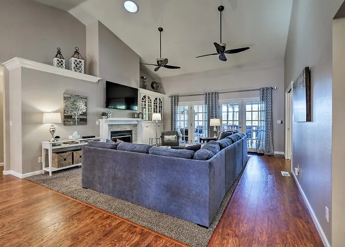 Upscale W/ Hot Tub & Mountain Views Casa vacanze