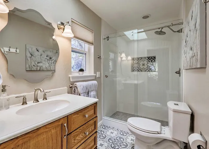 Upscale W/ Hot Tub & Mountain Views Flagstaff