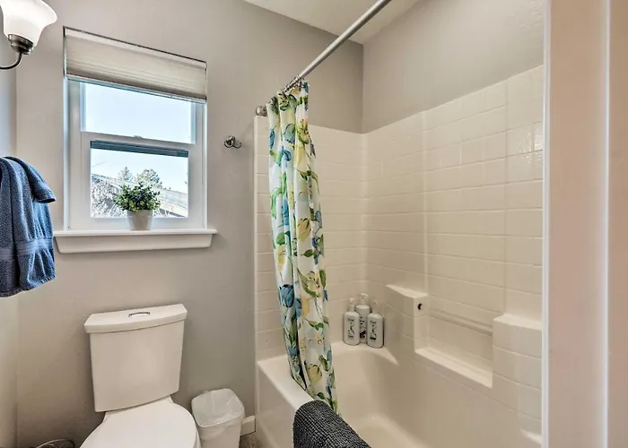 Upscale W/ Hot Tub & Mountain Views Casa vacanze Flagstaff