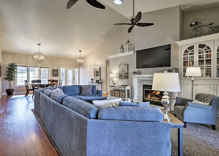 Upscale W/ Hot Tub & Mountain Views Casa vacanze