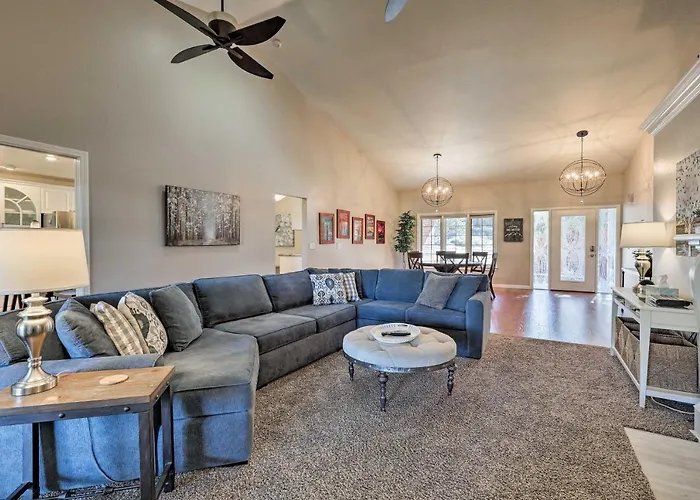 Upscale W/ Hot Tub & Mountain Views Casa vacanze Flagstaff