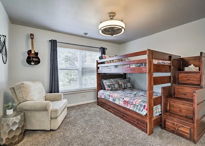 Upscale W/ Hot Tub & Mountain Views *